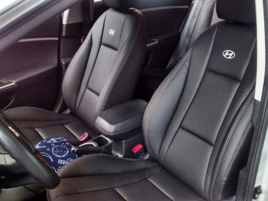 Hyundai — acabamento liso em preto